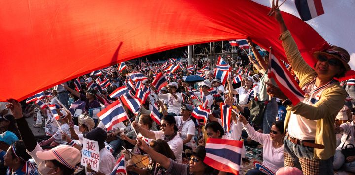 Manifestantes antigubernamentales ondean banderas nacionales tailandesas durante una manifestación para condenar la guerra con Camboya y exigir la dimisión del suspendido primer ministro tailandés, Paetongtarn Shinawatra, en el Monumento a la Victoria en Bangkok.