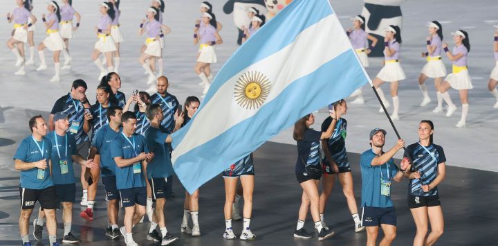 Miembros de la delegación de Argentina llegan a la ceremonia de inauguración de los Juegos Mundiales 2025, en Chengdu, en la provincia de Sichuan, en el suroeste de China.