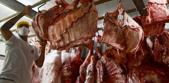 Un empleado organiza las reservas de cortes de carne en una carnicería, en Brasilia, Brasil. Brasil puede perder hasta 0,20 puntos porcentuales de su Producto Interno Bruto en 2025 y 0,38 en 2026, debido a los aranceles del 50 por ciento aplicados por Estados Unidos a productos brasileños, según estimaciones divulgadas por la Federación de Industrias del Estado de Sao Paulo.