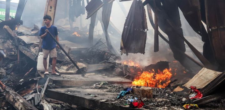 Un residente es visto afuera de una vivienda colapsada durante un gran incendio que afectó una zona marginal, en Manila, Filipinas. Alrededor de 1.500 familias se vieron afectadas por el incendio según la Oficina de Protección contra Incendios de Filipinas.
