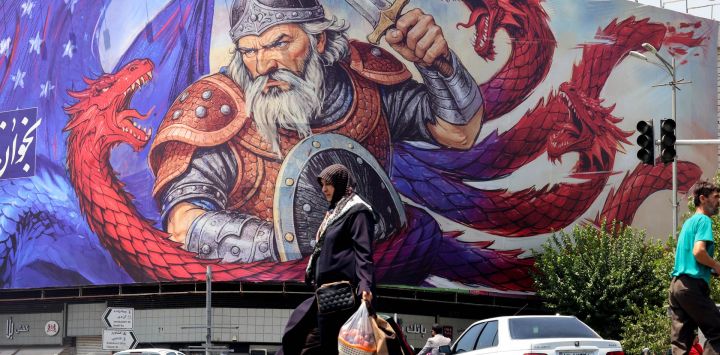 Una mujer camina representando una escena del poema épico nacional iraní "Shahnameh" en Teherán.