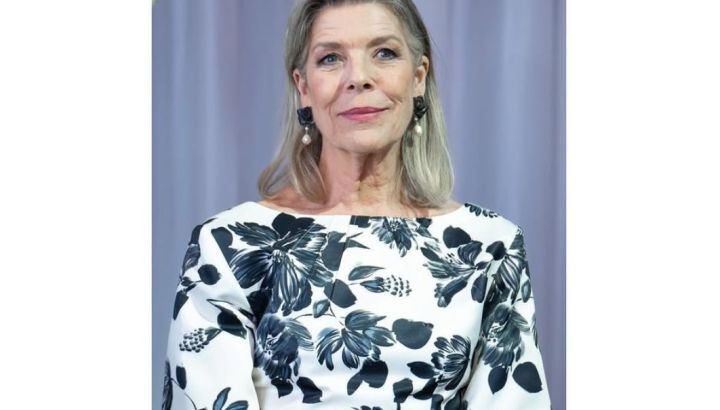 Carolina de Mónaco a sus 68 demuestra que los pantalones blancos ajustados o palazzos son la pieza favorecedora por excelencia