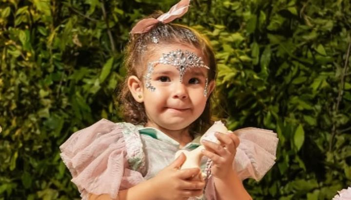 Sarah Burlando demostró que es una princesa con un elegante mini vestido total white
