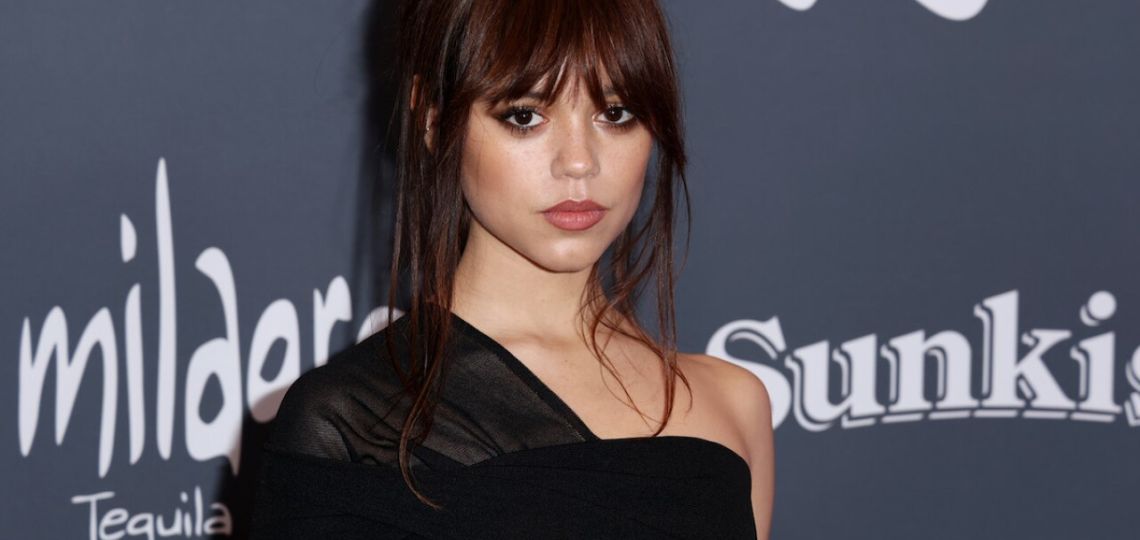 Los impactantes looks de Jenna Ortega en la gira mundial de Merlina 2: dark couture, plataformas y guiños góticos