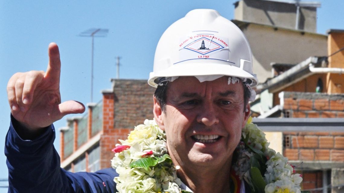Former Bolivian president and presidential candidate for the Alianza Libre ('Free Alliance') coalition, Jorge 'Tuto' Quiroga Ramírez, gestures during a visit to popular markets in La Paz on August 7, 2025. Bolivia will hold presidential elections on August 17. 