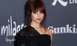 Los impactantes looks de Jenna Ortega en la gira mundial de Merlina 2: dark couture, plataformas y guiños góticos
