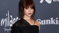 Los impactantes looks de Jenna Ortega en la gira mundial de Merlina 2: dark couture, plataformas y guiños góticos