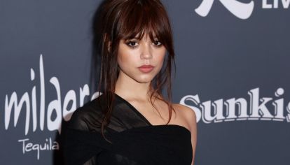 Durante los estrenos de Merlina en Nueva York, Los Ángeles, Londres y París, Jenna Ortega deslumbró con estilismos que reafirman su reinado en la nueva estética dark-glam. Diseños conceptuales, siluetas teatrales, texturas dramáticas y una narrativa de moda que homenajea a su personaje, pero trasciende la ficción.