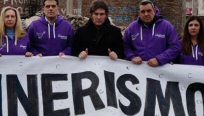Junto a los dirigentes de La Libertad Avanza y los principales postulantes bonaerenses, el mandatario utilizó una curiosa pose para la fotografía de campaña. 