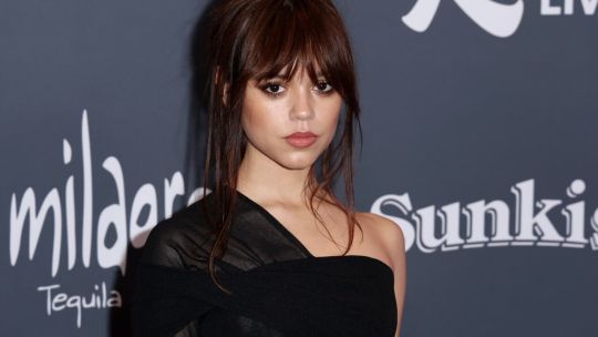 Los impactantes looks de Jenna Ortega en la gira mundial de Merlina 2: dark couture, plataformas y guiños góticos