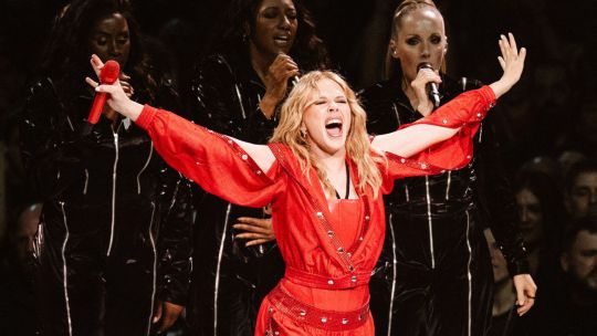 Kylie Minogue la “Madonna australiana” se vistió de Argentina y desplegó su bola de boliche en el Movistar Arena