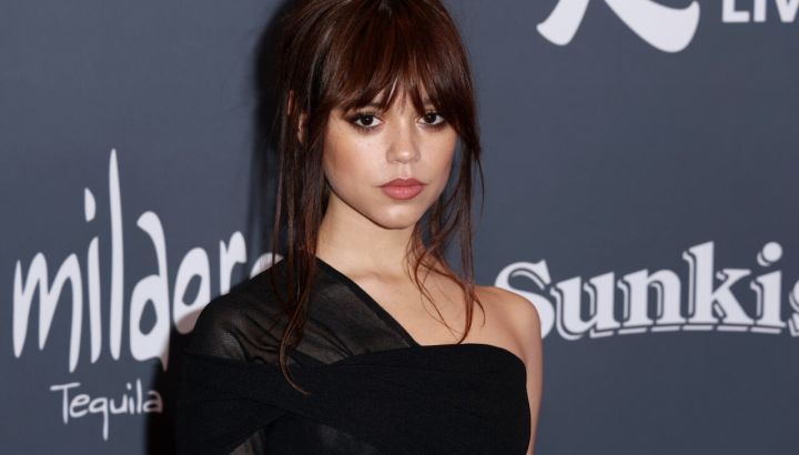 Los impactantes looks de Jenna Ortega en la gira mundial de Merlina 2: dark couture, plataformas y guiños góticos