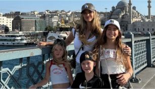 La China Suárez junto a sus tres hijos