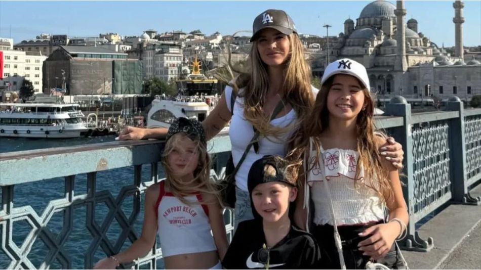 La China Suárez junto a sus tres hijos