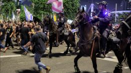 Miles de personas reclamaron el fin de la guerra en Gaza y que Netanyahu negocie en regreso de rehenes. La policía reprimió esas concentraciones.