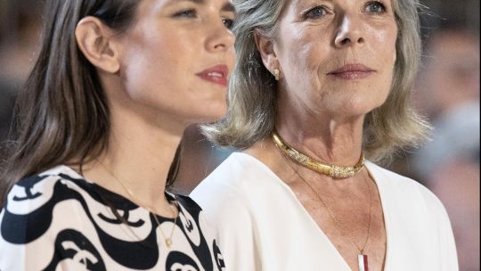 Carolina de Mónaco a sus 68 años y su fórmula infalible para que el color blanco siempre favorezca