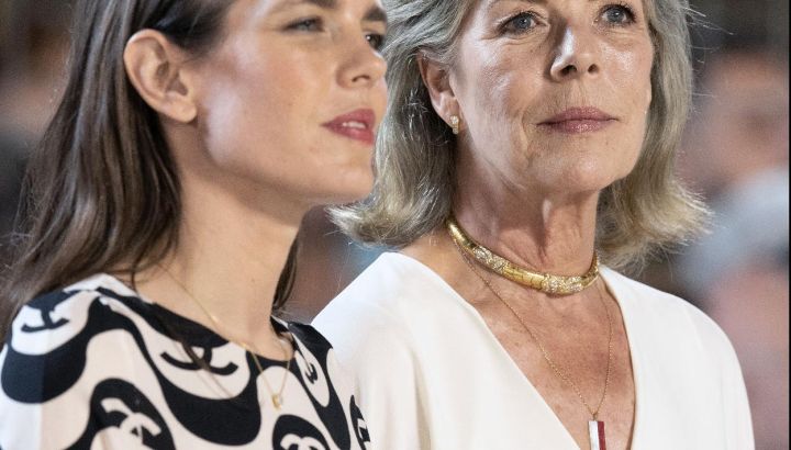 Carolina de Mónaco a sus 68 años y su fórmula infalible para que el color blanco siempre favorezca