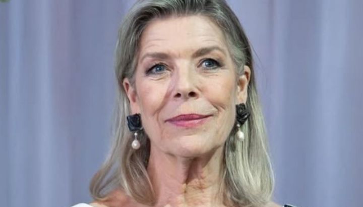 Carolina de Mónaco, a sus 68 años, impactó con su look juvenil y relajado: jean y zapatillas en un evento oficial