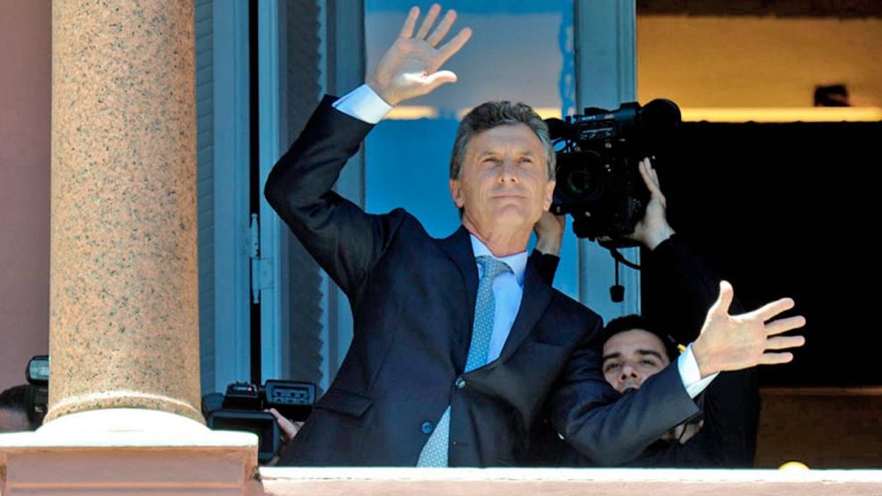 100825_macri_bailando_rosada_telam_g