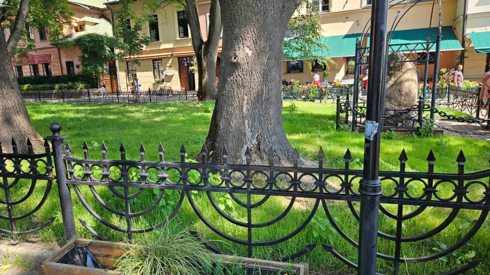 Cracovia, hermosa ciudad de Polonia. Las rejas del cementerio judío en pleno barrio.