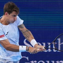 Camilo Ugo Carabelli, de Argentina, ejecuta un revés durante el partido contra Ben Shelton, de Estados Unidos, durante el cuarto día del Abierto de Cincinnati en el Lindner Family Tennis Center en Mason, Ohio. | Foto:Dylan Buell / GETTY IMAGES NORTH AMERICA / Getty Images vía AFP