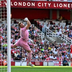 El delantero sueco del Arsenal, Viktor Gyokeres, marca el primer gol del equipo durante el partido amistoso de pretemporada entre el Arsenal y el Athletic Bilbao en el Emirates Stadium de Londres. | Foto:Glyn Kirk / AFP