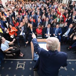 El presidente de Estados Unidos, Donald Trump, responde a las preguntas de los periodistas durante una conferencia de prensa para hablar sobre la delincuencia en Washington, D. C., en la Sala de Prensa Brady de la Casa Blanca. | Foto:ANDREW CABALLERO-REYNOLDS / AFP