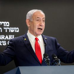 El primer ministro israelí, Benjamín Netanyahu, ofrece una conferencia de prensa en su despacho en Jerusalén. Netanyahu declaró que su gobierno no tenía planes de ocupar Gaza, a la vez que se comprometió a crear corredores seguros para la ayuda humanitaria. | Foto:ABIR SULTAN / POOL / AFP