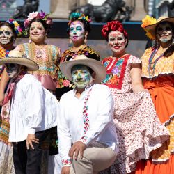 Imagen de actores portando trajes tradicionales durante un desfile en conmemoración del Día Internacional de los Pueblos Indígenas, en la Ciudad de México, capital de México. | Foto:Xinhua/Li Mengxin