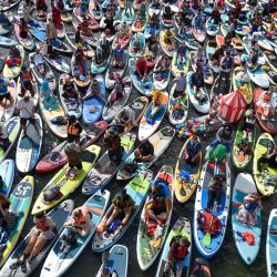 Imagen de entusiastas asistiendo al desfile de SUP (surf de remo), en Moscú, Rusia. | Foto:Xinhua/Alexander Zemlianichenko Jr
