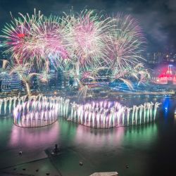 Imagen de fuegos artificiales iluminando el cielo sobre Marina Bay durante las celebraciones del Día Nacional, en Singapur. | Foto:Xinhua/Then Chih Wey