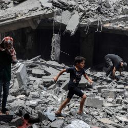 Imagen de palestinos inspeccionando los daños tras un ataque aéreo israelí en el área de Al-Rimal, en el oeste de la Ciudad de Gaza. | Foto:Xinhua/Rizek Abdeljawad
