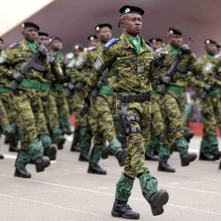 Imagen de soldados participando en un desfile militar para conmemorar el 65 aniversario de la Independencia de Costa de Marfil, en Bouaké. | Foto:Xinhua/Yvan Sonh