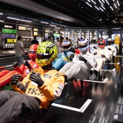 Imagen de visitantes observando trajes de carrera de Fórmula 1 durante la "Exposición de la Fórmula 1", en Amsterdam, Países Bajos. | Foto:Xinhua/Sylvia Lederer