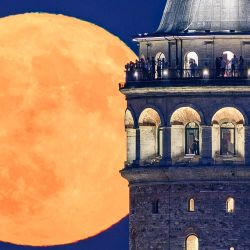 La luna creciente se alza sobre la Torre de Gálata en Estambul, Turquía. | Foto:Yasin Akgul / AFP