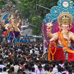 Los devotos llevan ídolos de Ganesha, el dios hindú con cabeza de elefante, antes del festival Ganesh Chaturthi durante una procesión en Mumbai. | Foto:PUNIT PARANJPE / AFP