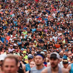 Los participantes corren al inicio de la carrera anual City to Surf en el centro de Sídney, Australia. | Foto:DAVID GRAY / AFP