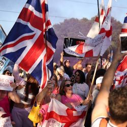 Manifestantes que exigen el cierre del Hotel Bell, que se cree alberga a solicitantes de asilo, se congregan en el exterior, en Epping, al noreste de Londres. | Foto:HENRY NICHOLLS / AFP