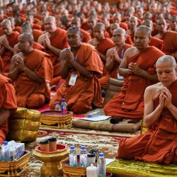 Monjes budistas camboyanos participan en una ceremonia de oración celebrada en Phnom Penh en memoria de los soldados camboyanos fallecidos en enfrentamientos fronterizos con Tailandia. | Foto:TANG CHHIN SOTHY / AFP