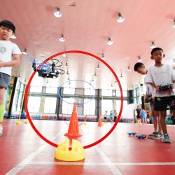 Niños juegan a controlar minidrones, en la ciudad de Jinzhou, en la provincia de Hebei, en el norte de China. Niños de toda China participan en diversas actividades para pasar el verano. | Foto:Xinhua/Liang Zidong