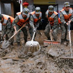 Rescatistas retiran escombros afuera de las viviendas de los aldeanos afectados por el desastre, en el poblado de Chengguan del condado de Yuzhong, en la ciudad de Lanzhou, en la provincia de Gansu, en el noroeste de China. Las labores de rescate siguen en marcha luego de que lluvias fuertes y continuas provocaran torrentes de montaña en el condado de Yuzhong. | Foto:Xinhua/Hou Chonghui