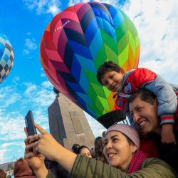 Una familia se toma una fotografía durante el cuarto Festival Internacional del Globo Mitad del Mundo, en la ciudad de Quito, capital de Ecuador. | Foto:Xinhua/Ricardo Landeta