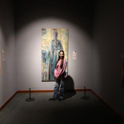 Una iraní posa para una fotografía durante la exposición "En palabras de mujeres", que presenta obras de artistas iraníes modernas, en el Museo de Arte Contemporáneo de Teherán. | Foto:ATTA KENARE / AFP