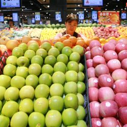 Una mujer compra fruta en un supermercado, en el distrito de Pingyi de la ciudad de Linyi, en la provincia de Shandong, en el este de China. | Foto:Xinhua/Wu Jiquan