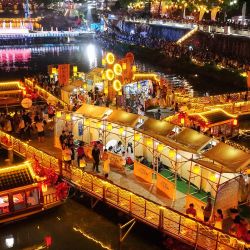 Vista aérea tomada con un dron de un mercado acuático en el río Gongshui, en el distrito de Xuan'en, en la prefectura autónoma tujia y miao de Enshi, en la provincia de Hubei, en el centro de China. | Foto:Xinhua/Song Wen