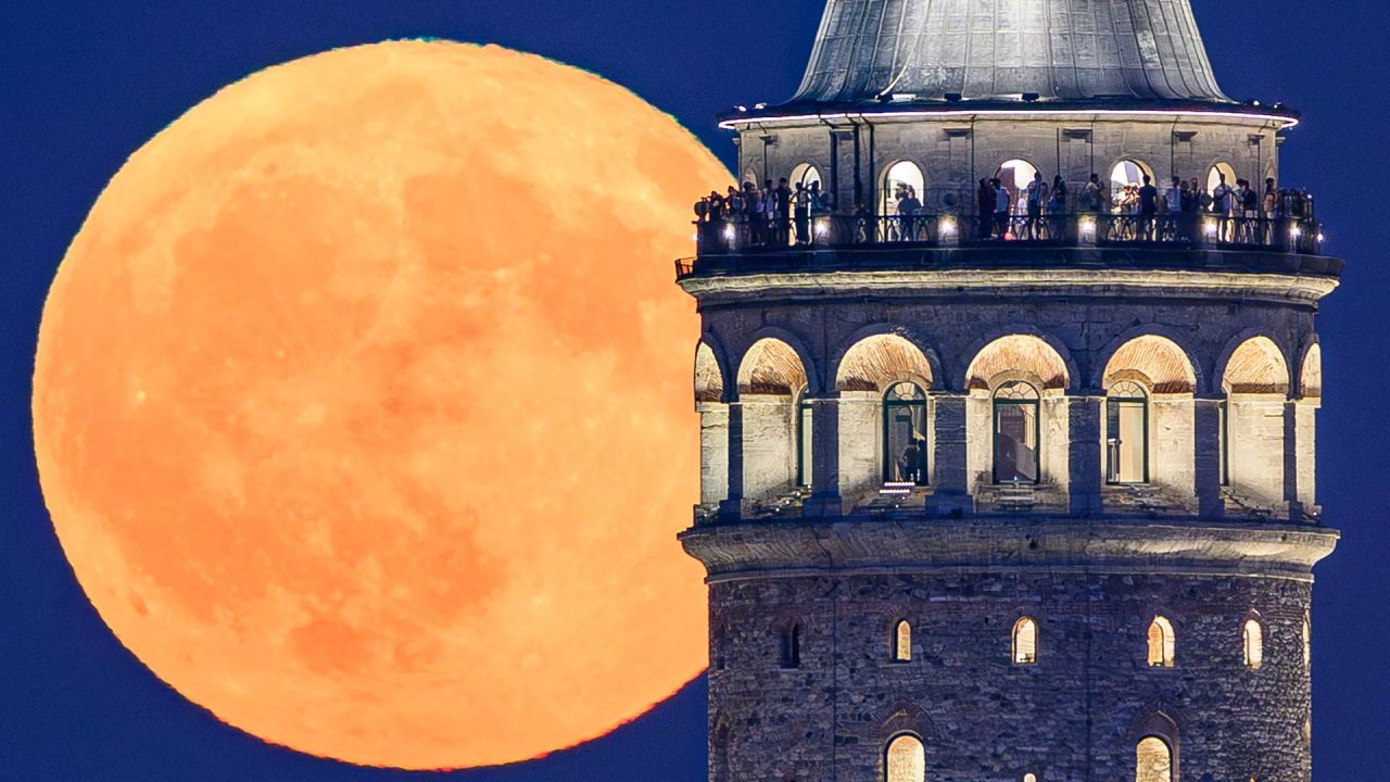 La luna creciente se alza sobre la Torre de Gálata en Estambul, Turquía. | Foto:Yasin Akgul / AFP