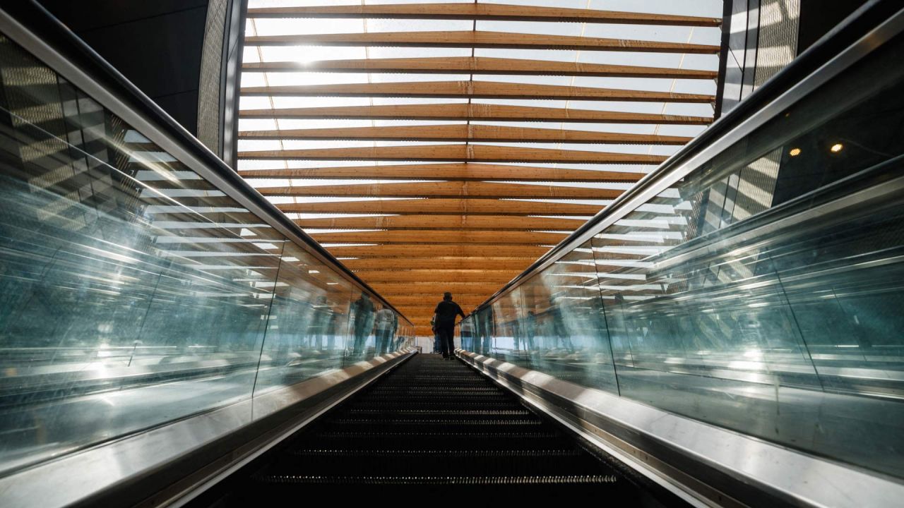 Un viajero sube al ascensor de la estación de Châtelet-Les Halles, un importante centro ferroviario de París y la estación de metro más grande del mundo. | Foto:DIMITAR DILKOFF / AFP