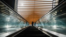 Un viajero sube al ascensor de la estación de Châtelet-Les Halles, un importante centro ferroviario de París y la estación de metro más grande del mundo.