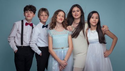 Con apenas doce años de edad y una sólida formación artística, cinco jóvenes cantantes líricos crean NINNA, un ensamble vocal que fusiona técnica impecable y sensibilidad interpretativa. Con agenda confirmada en espacios icónicos como el Teatro Colón, el Movistar Arena y la Usina del Arte, se perfilan como una de las revelaciones del circuito musical porteño.