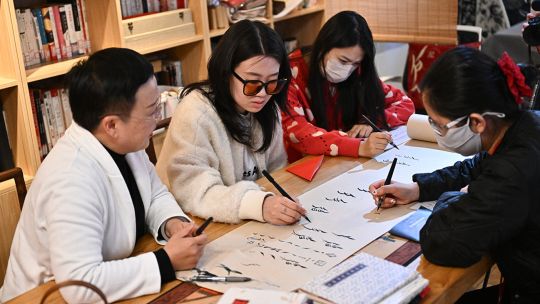 Jóvenes chinas rescatan una escritura secreta inventada hace siglos entre mujeres